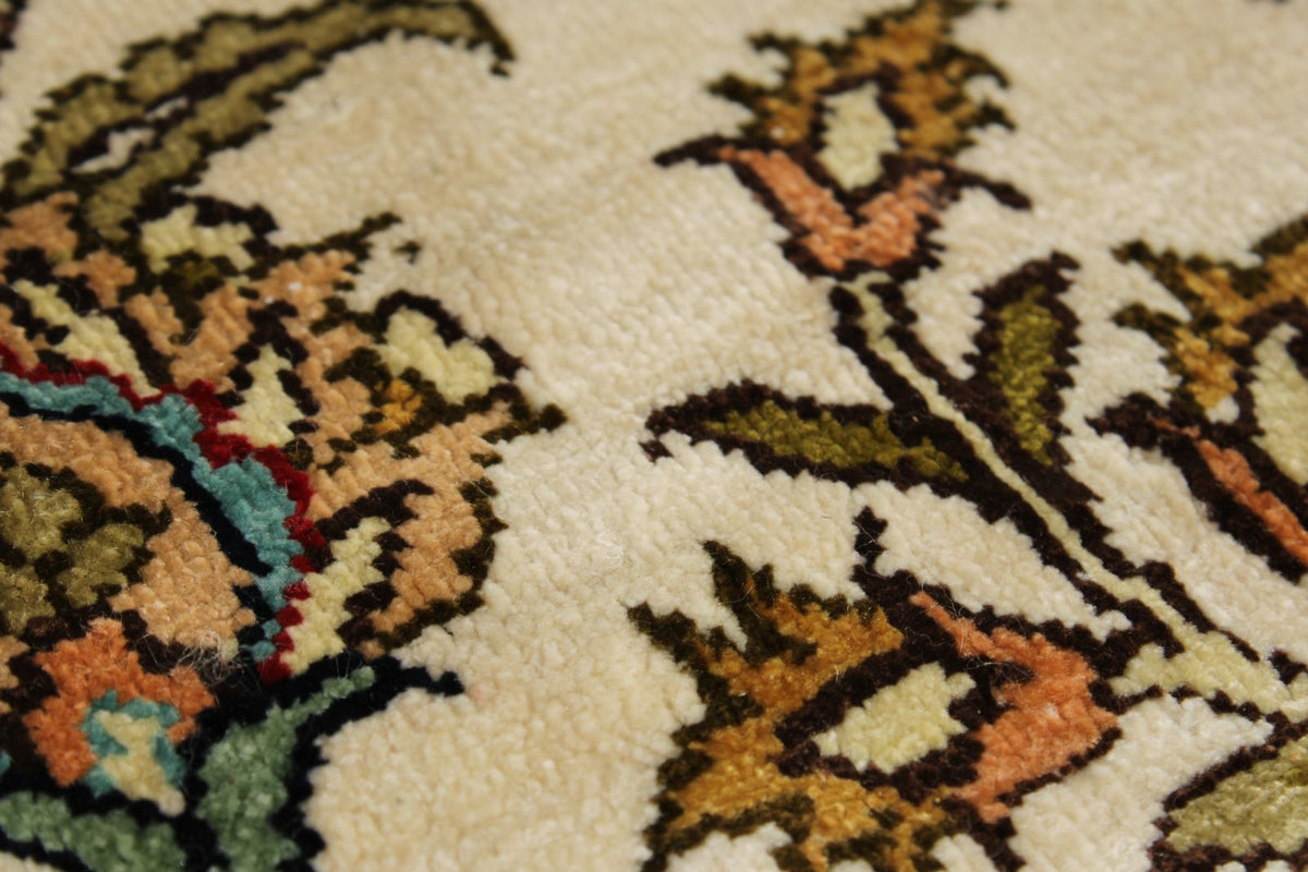 6x9 Ivory and Red Turkish Anatolian Rug