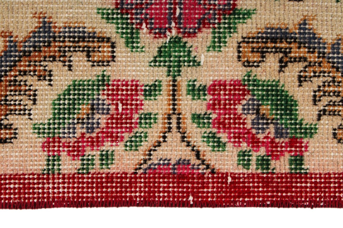 6x9 Ivory and Magenta Turkish Anatolian Rug