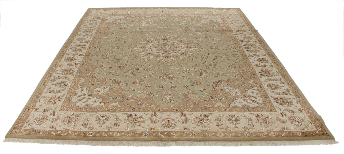 8x10 Light Green and Ivory Turkish Silk Rug