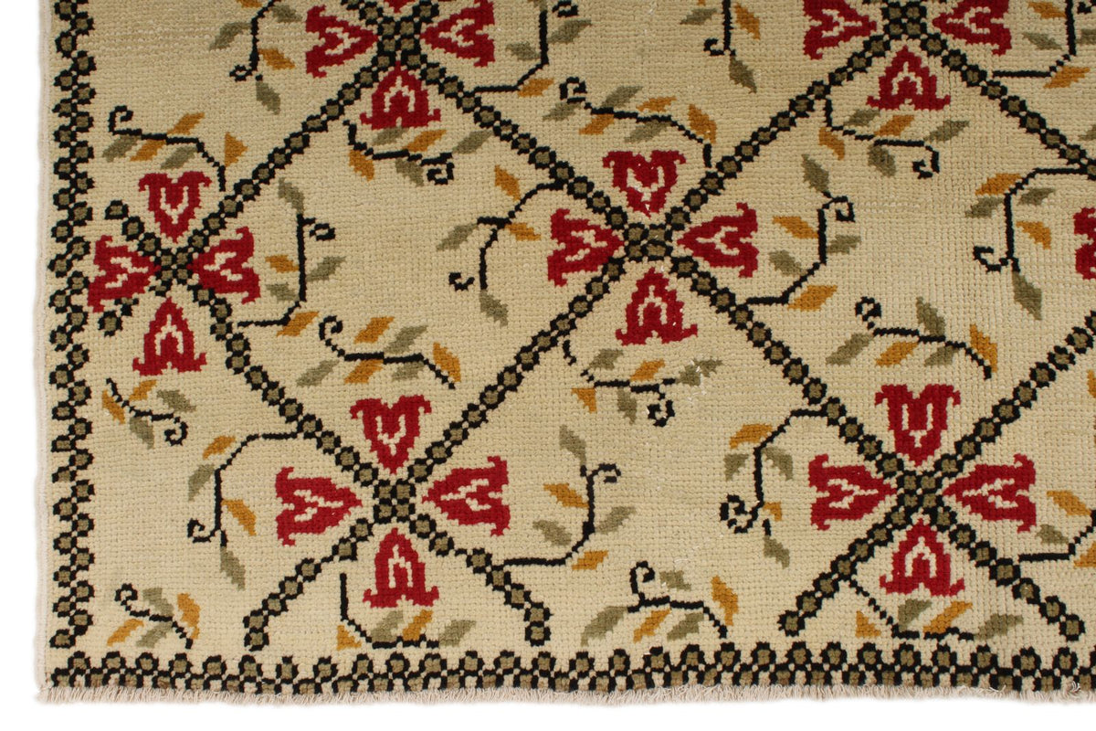 5x9 Ivory and Red Turkish Tribal Rug