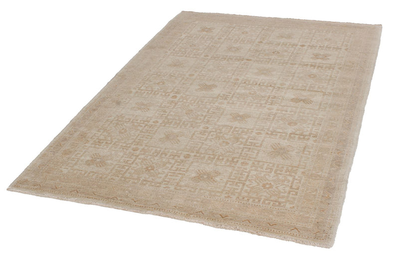 4x6 Ivory Traditional Rug