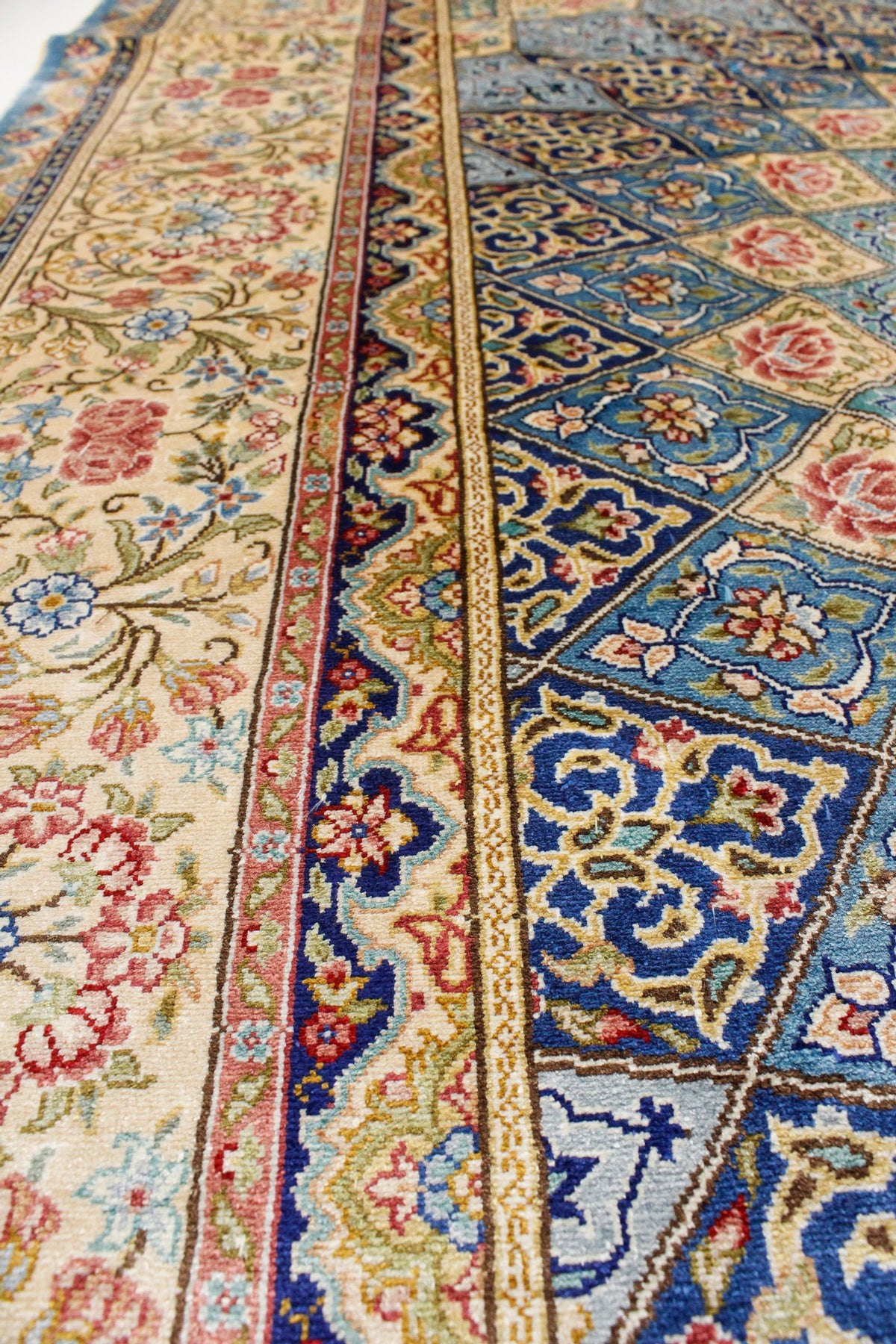 6x9 Ivory and Blue Turkish Silk Rug