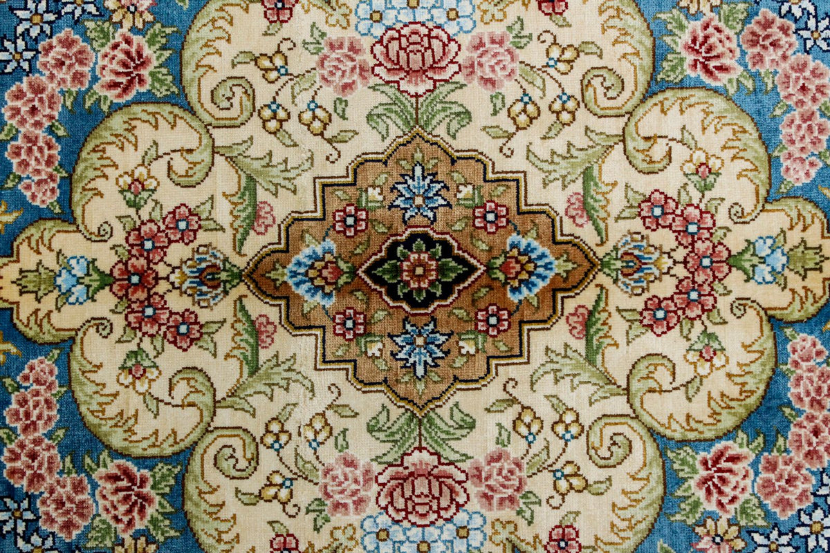 6x9 Ivory and Blue Turkish Silk Rug